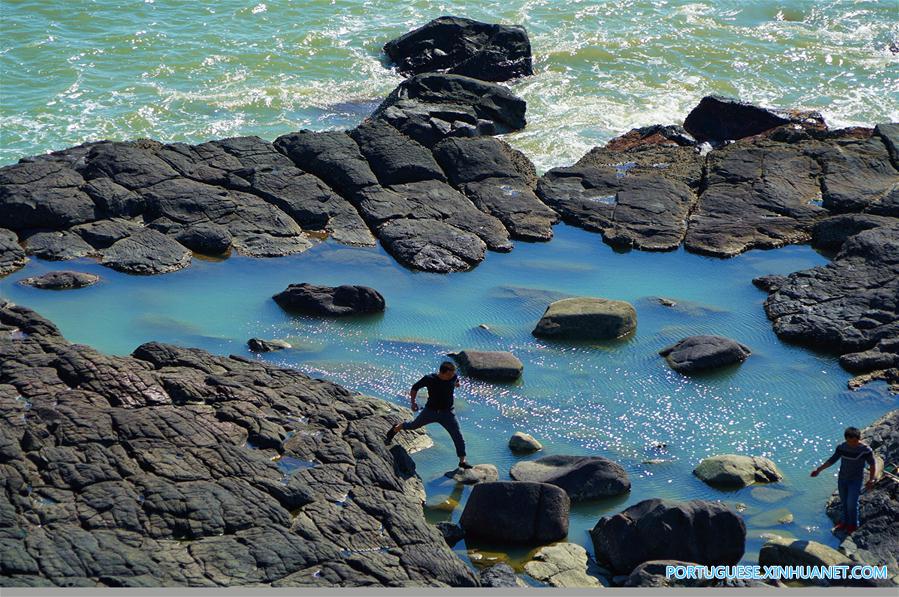 Paisagem do parque do vulcão costeiro na província de Fujian