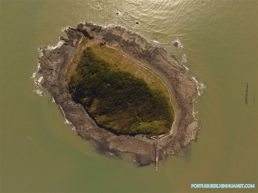 Paisagem do parque do vulcão costeiro na província de Fujian