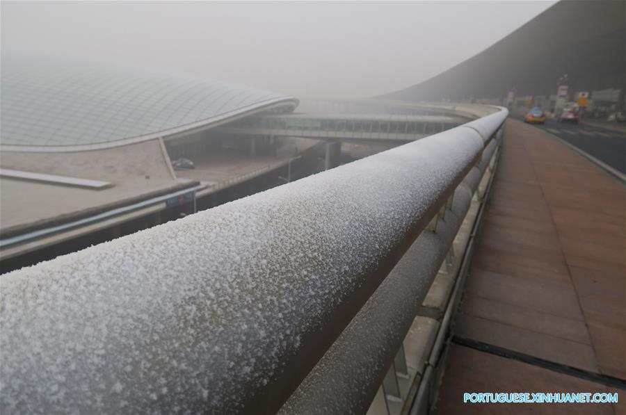 Poluição pesada provoca atrasos generalizados e cancelamentos de voos em Beijing