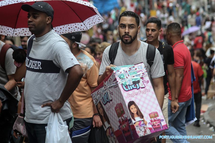 Compras de Natal lotam comércio em São Paulo