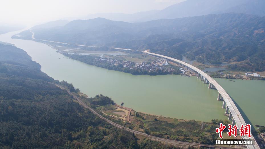 Panorama aéreo da via rápida em Guangxi