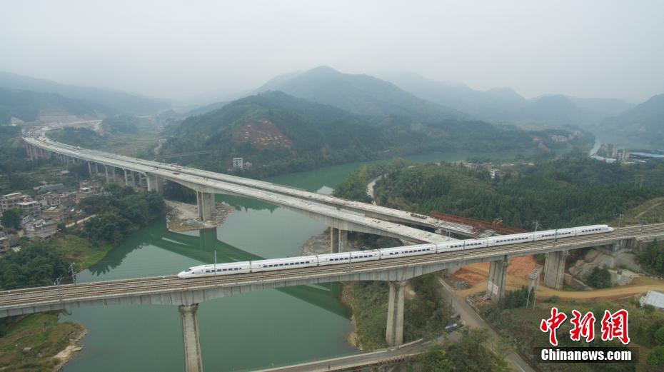 Panorama aéreo da via rápida em Guangxi