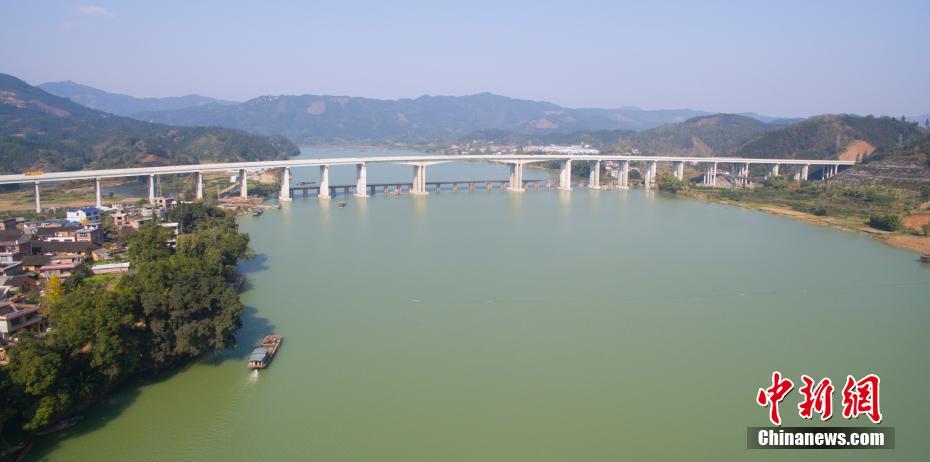 Panorama aéreo da via rápida em Guangxi