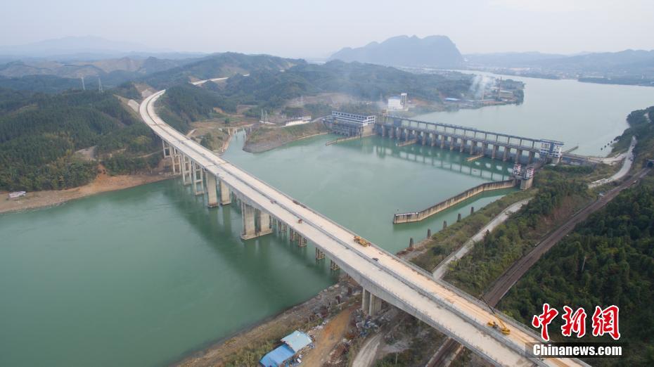 Panorama aéreo da via rápida em Guangxi