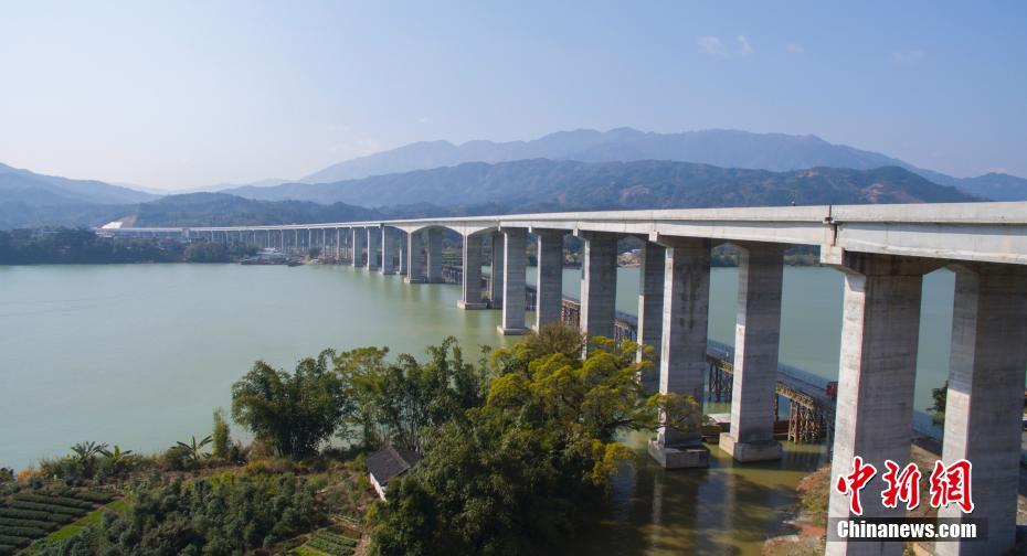 Panorama aéreo da via rápida em Guangxi