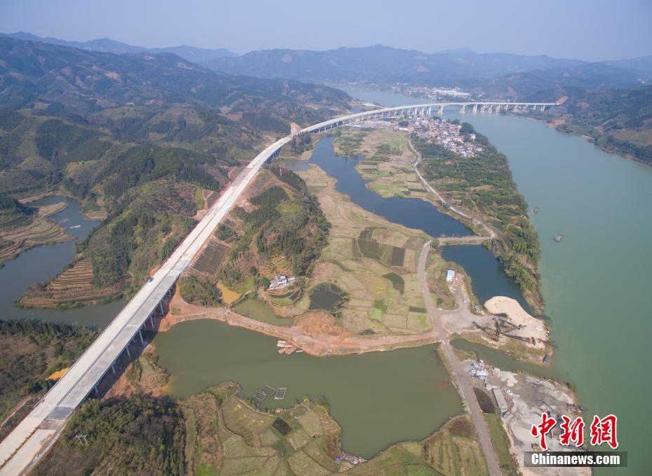 Panorama aéreo da via rápida em Guangxi