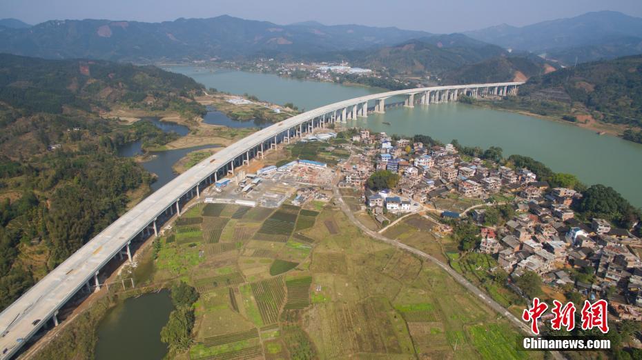 Panorama aéreo da via rápida em Guangxi