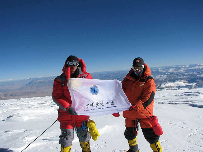 Equipe universitária de alpinismo bate recorde mundial após chegar ao pico do Pólo Sul