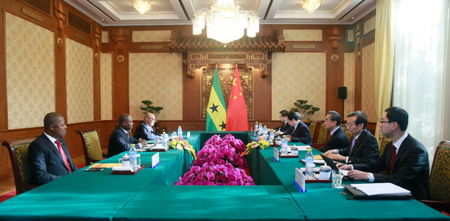 Wang Yi se reúne com o ministro das Relações Exteriores de São Tomé e Príncipe