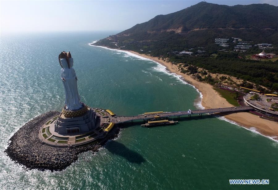 Estátua budista atrai milhares de visitantes em Hainan