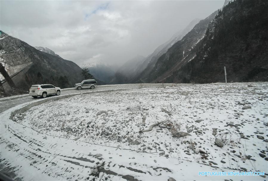 Paisagem de inverno na região sudeste do Tibete