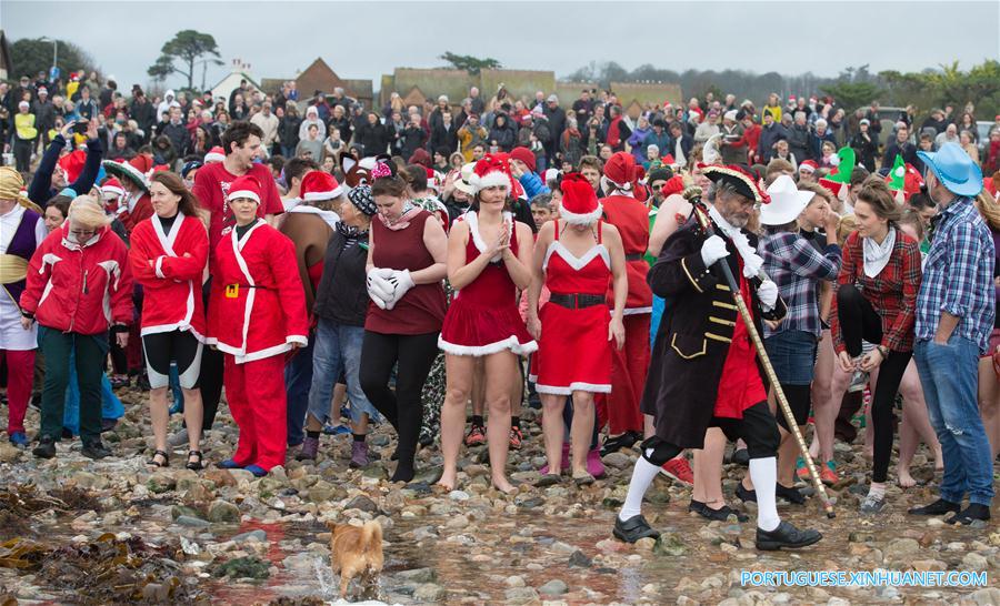 Milhares de britânicos participam do mergulho de Natal para caridade