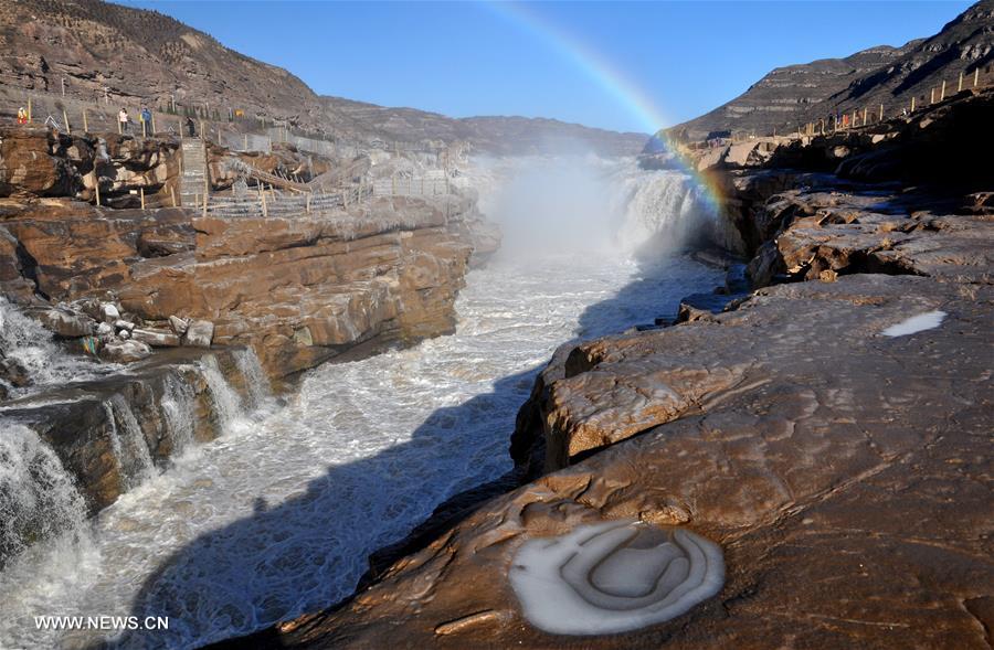 Arco-íris sobre cachoeira de Hukou no Rio Amarelo