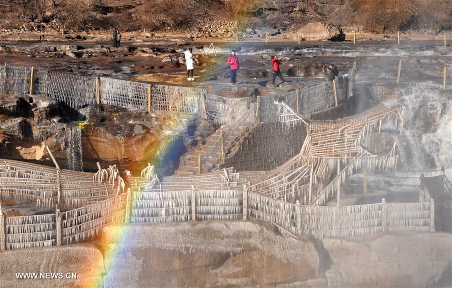 Arco-íris sobre cachoeira de Hukou no Rio Amarelo