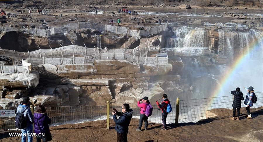 Arco-íris sobre cachoeira de Hukou no Rio Amarelo