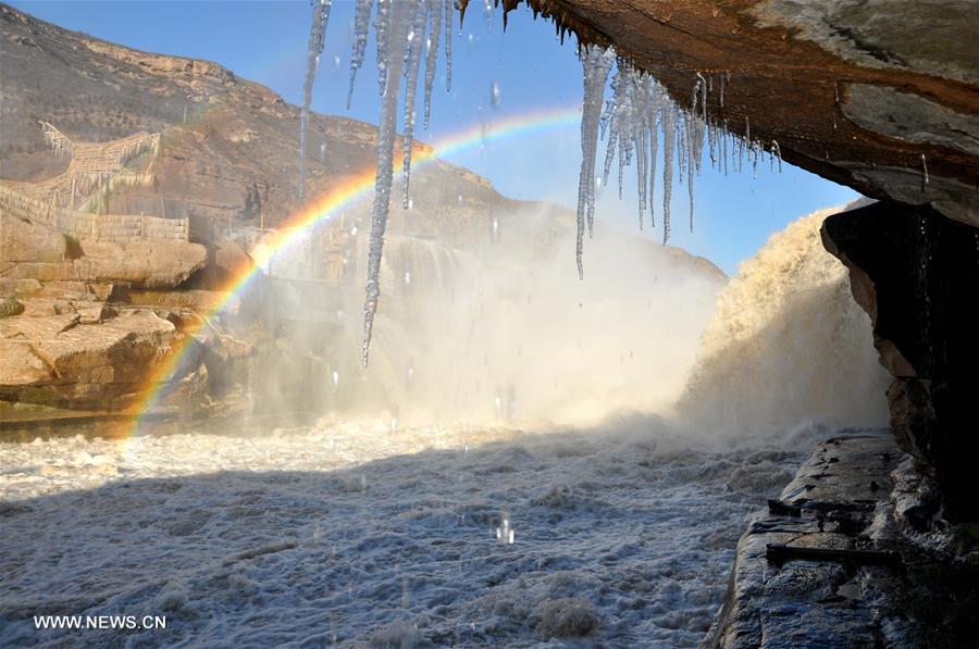 Arco-íris sobre cachoeira de Hukou no Rio Amarelo