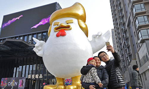 Estátua de galo com penteado de Trump saúda o Ano Novo Chinês em Taiyuan