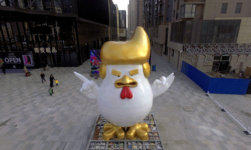 Estátua de galo com penteado de Trump saúda o Ano Novo Chinês em Taiyuan
