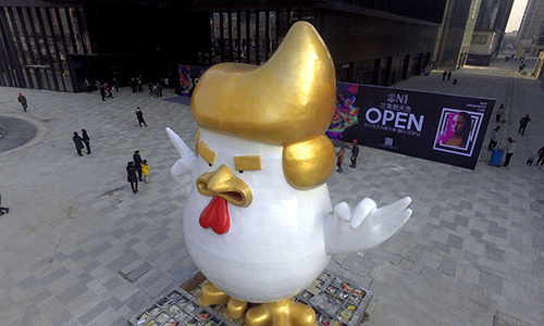 Estátua de galo com penteado de Trump saúda o Ano Novo Chinês em Taiyuan