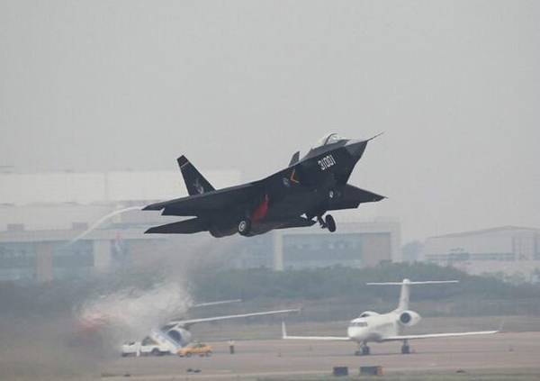 Fotos revelam caça chinês J-31