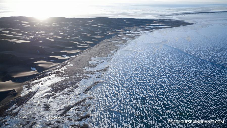 Paisagem incrível de gelo flutuando sobre o lago Qinghai no noroeste da China