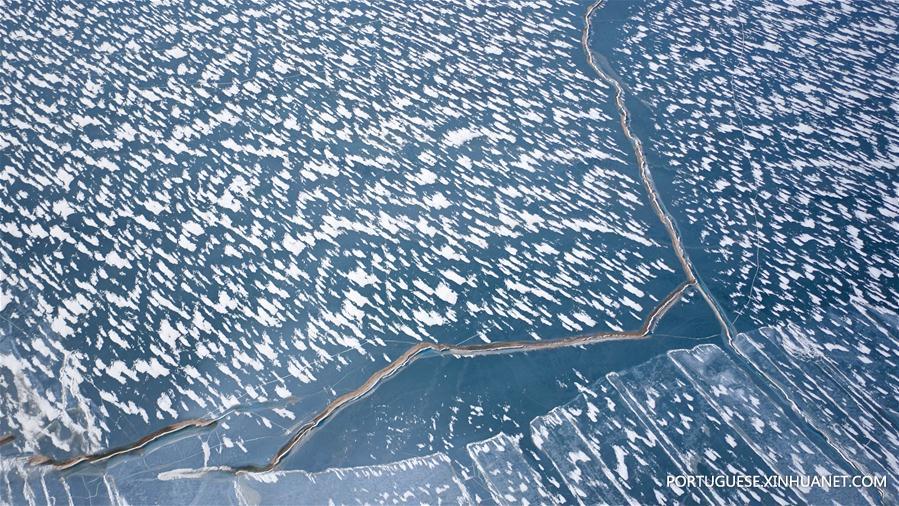 Paisagem incrível de gelo flutuando sobre o lago Qinghai no noroeste da China