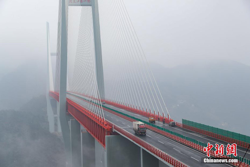 Ponte mais alta do mundo é inaugurada em Guizhou
