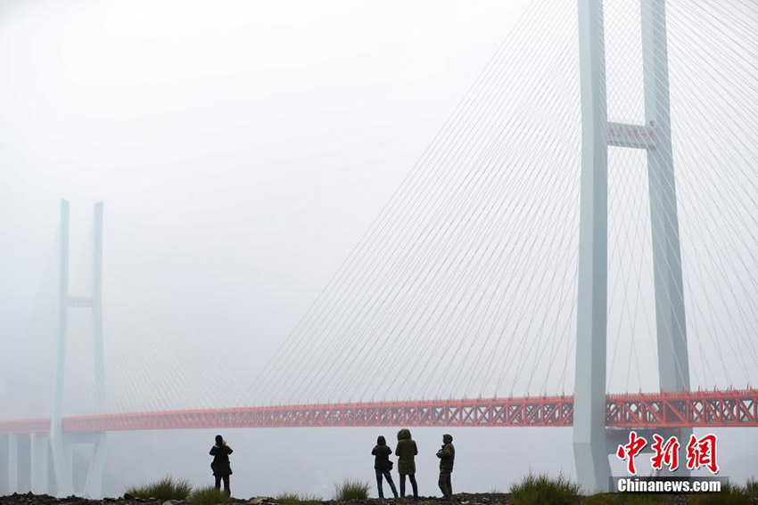 Ponte mais alta do mundo é inaugurada em Guizhou