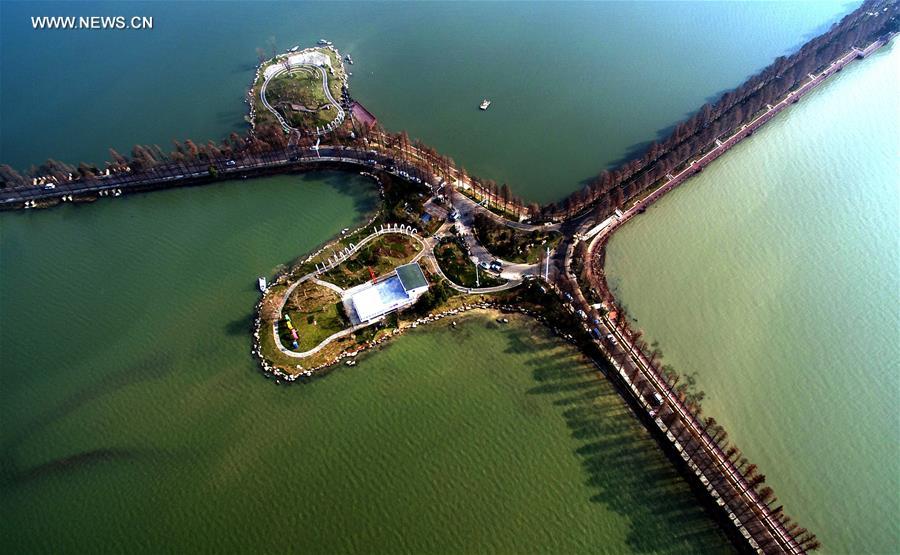 Caminhos verdes atravessam o Lago Donghu no centro da China