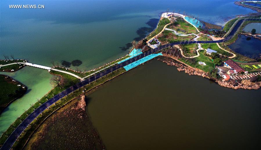Caminhos verdes atravessam o Lago Donghu no centro da China