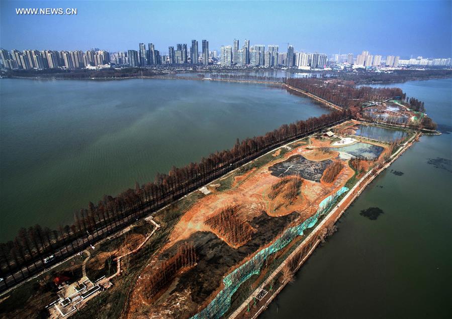 Caminhos verdes atravessam o Lago Donghu no centro da China