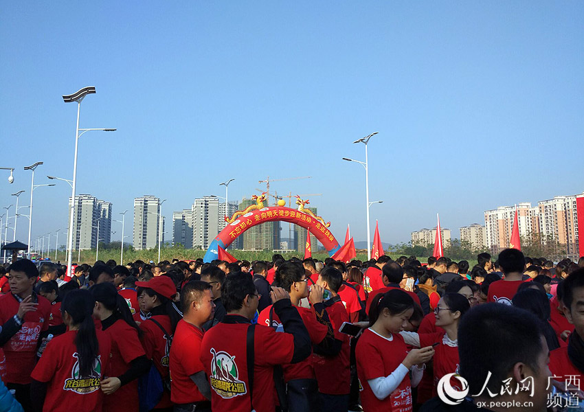 Diário do Povo Online organiza caminhada em comemoração do seu 20º aniversário em Guangxi