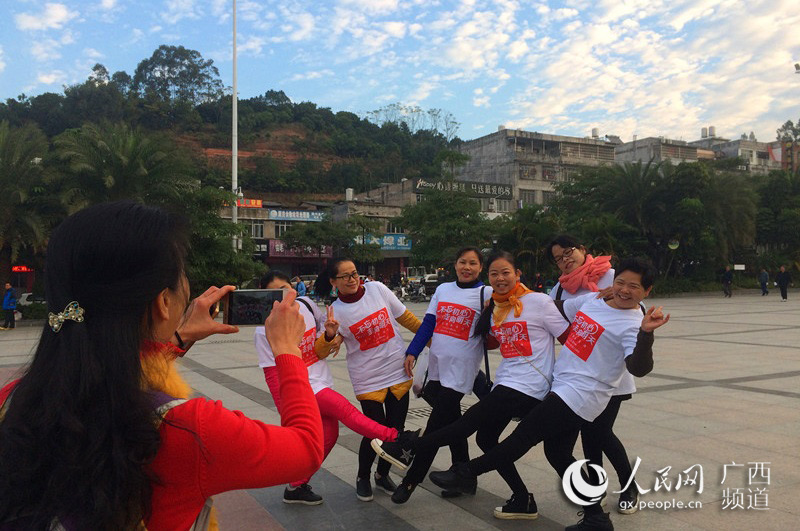 Diário do Povo Online organiza caminhada em comemoração do seu 20º aniversário em Guangxi