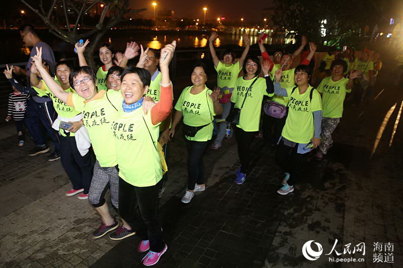 Diário do Povo Online organiza caminhada em comemoração do seu 20º aniversário em Hainan