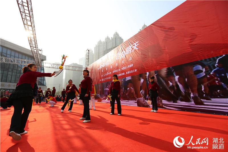Diário do Povo Online organiza caminhada em comemoração do seu 20º aniversário em Hubei