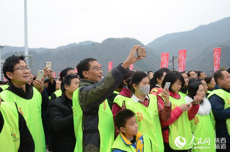 Diário do Povo Online organiza caminhada em comemoração do seu 20º aniversário em Shaanxi