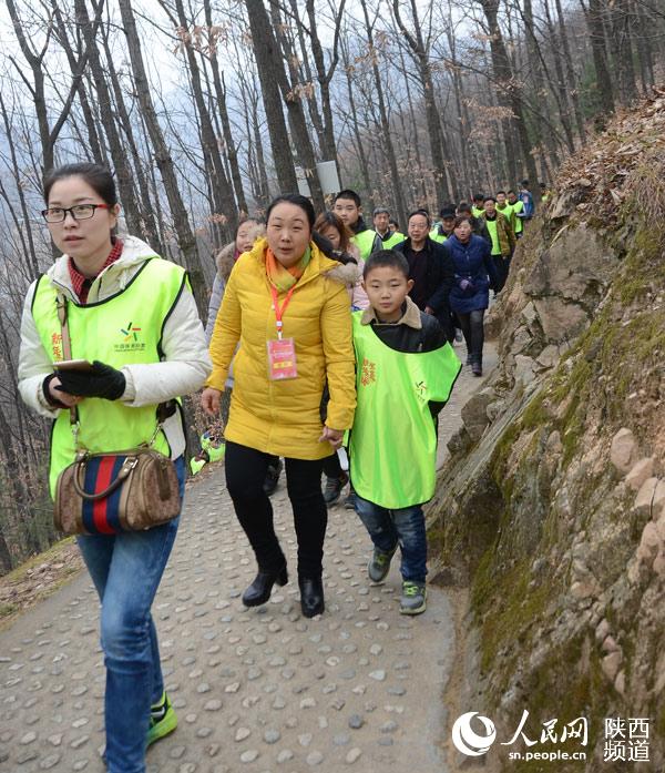 Diário do Povo Online organiza caminhada em comemoração do seu 20º aniversário em Shaanxi