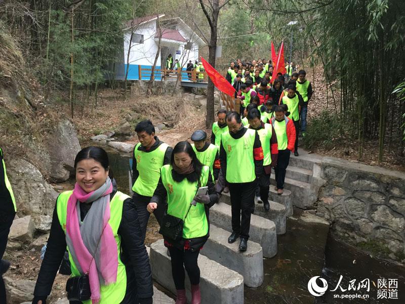 Diário do Povo Online organiza caminhada em comemoração do seu 20º aniversário em Shaanxi