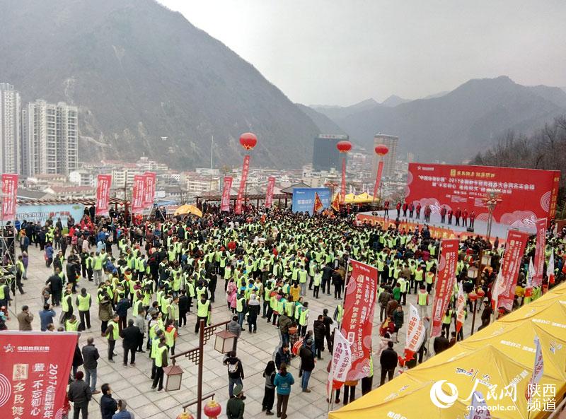 Diário do Povo Online organiza caminhada em comemoração do seu 20º aniversário em Shaanxi