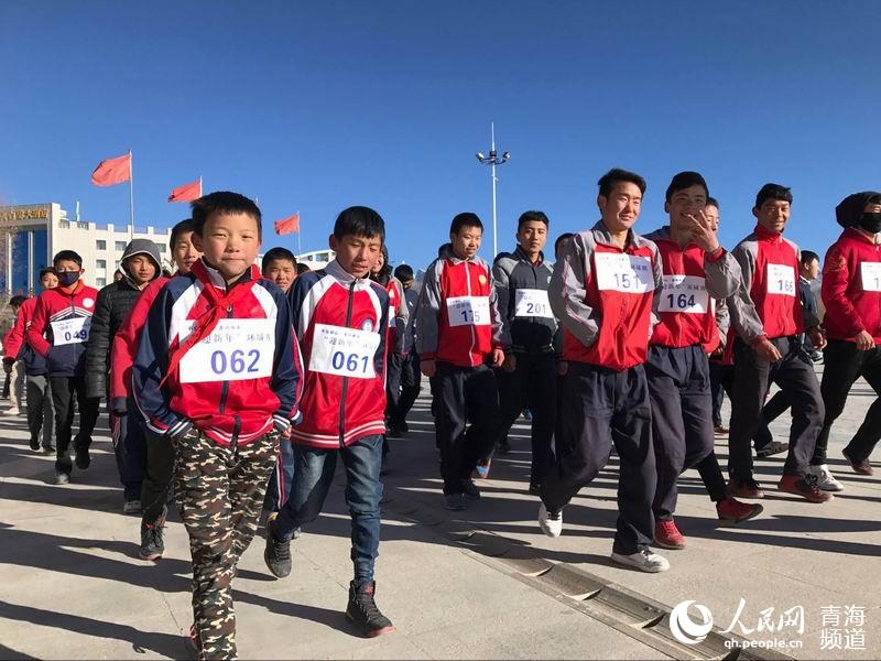 Diário do Povo Online organiza caminhada em comemoração do seu 20º aniversário em Qinghai