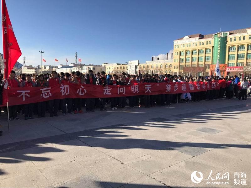 Diário do Povo Online organiza caminhada em comemoração do seu 20º aniversário em Qinghai