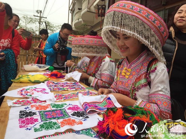 Diário do Povo Online organiza caminhada em comemoração do seu 20º aniversário em Guizhou