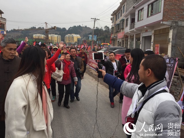 Diário do Povo Online organiza caminhada em comemoração do seu 20º aniversário em Guizhou