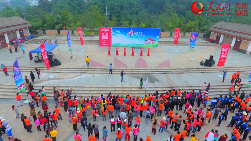 Diário do Povo Online organiza caminhada em comemoração do seu 20º aniversário em Hainan