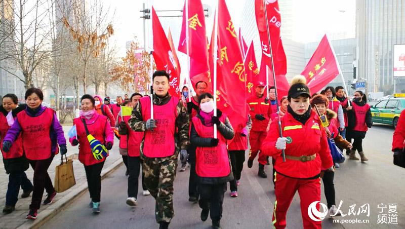 Diário do Povo Online organiza caminhada em comemoração do seu 20º aniversário em Ningxia