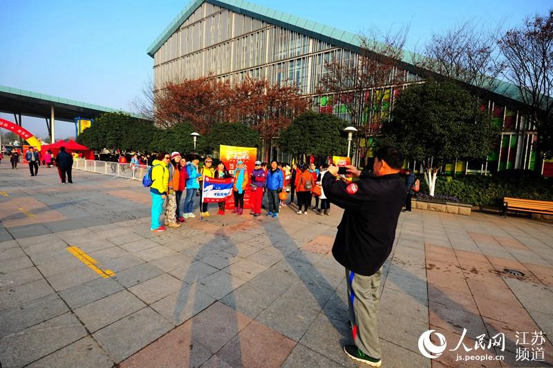 Diário do Povo Online organiza caminhada em comemoração do seu 20º aniversário em Jiangsu