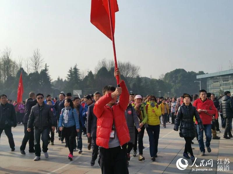 Diário do Povo Online organiza caminhada em comemoração do seu 20º aniversário em Jiangsu