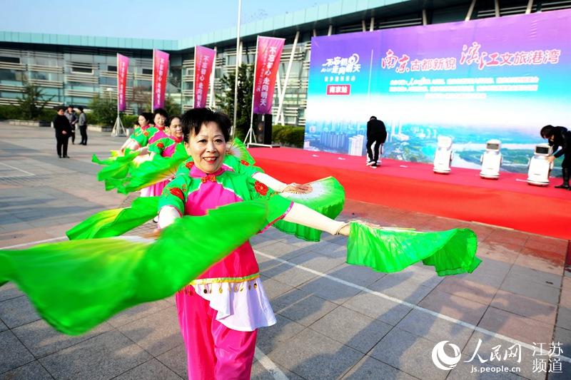 Diário do Povo Online organiza caminhada em comemoração do seu 20º aniversário em Jiangsu