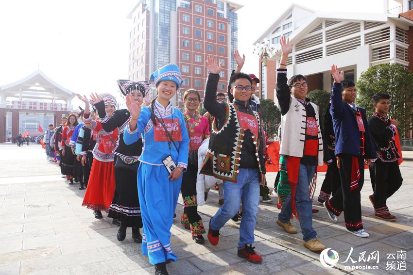 Diário do Povo Online organiza caminhada em comemoração do seu 20º aniversário em Kunming, na província de Yunnan.