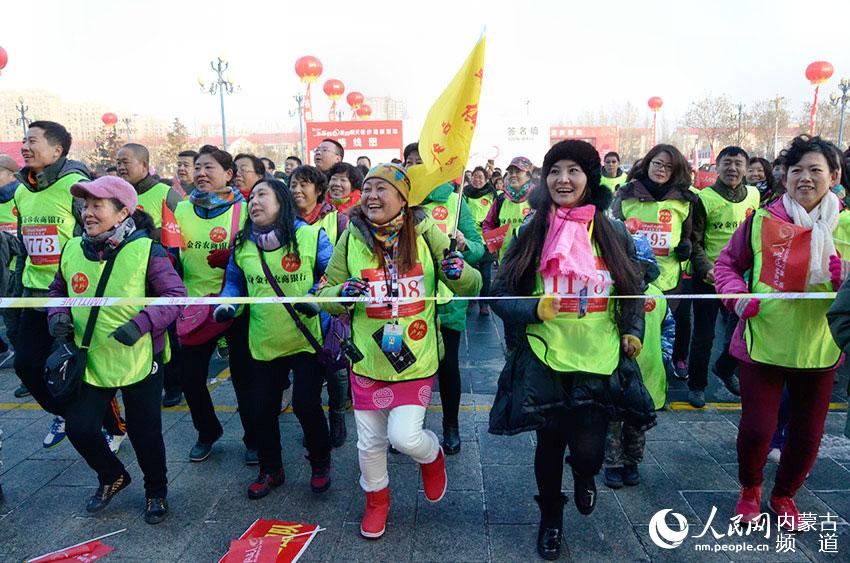 Diário do Povo Online organiza caminhada em comemoração do seu 20º aniversário em Hohhot, na Região Autônoma da Mongólia Interior.